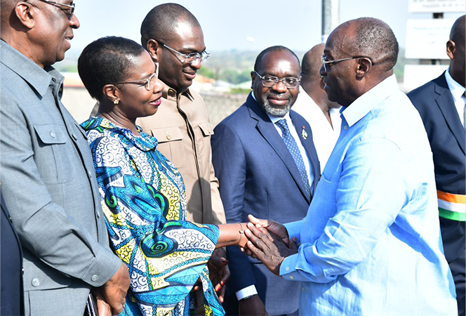 CHANTIER DE TRAVAUX D'AMENAGEMENT ET DE BITUMAGE DU TRONÇON NIAKARA-TORTIYA : S.E.M. TIEMOKO MEYLIET KONE INSPECTE LES TRAVAUX