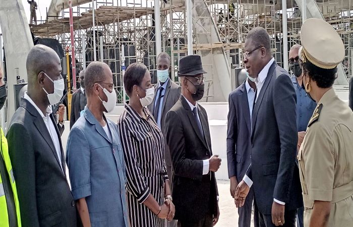 VISITE DE CHANTIER / LE MINISTRE DE L’EQUIPEMENT ET DE L’ENTRETIEN ROUTIER INSPECTE LES TRAVAUX DU PEAGE DE GRAND BASSAM EN COMPAGNIE DU PCA ET DE LA DGI DU FER