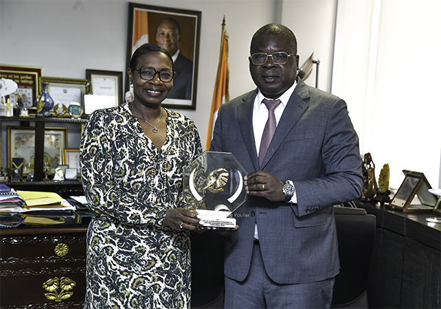 DG ANNICK TOHÉ LASMEL PRÉSENTE LE PRIX AU MINISTRE AMÉDÉ KOUAKOU