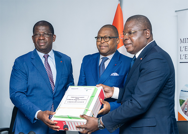 LA DIRECTRICE GÉNÉRALE DU FONDS D’ENTRETIEN ROUTIER À LA CÉRÉMONIE DE PASSATION DE CHARGE