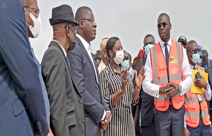 VISITE DE CHANTIER / LE MINISTRE DE L’EQUIPEMENT ET DE L’ENTRETIEN ROUTIER INSPECTE LES TRAVAUX DU PEAGE DE GRAND BASSAM EN COMPAGNIE DU PCA ET DE LA DGI DU FER